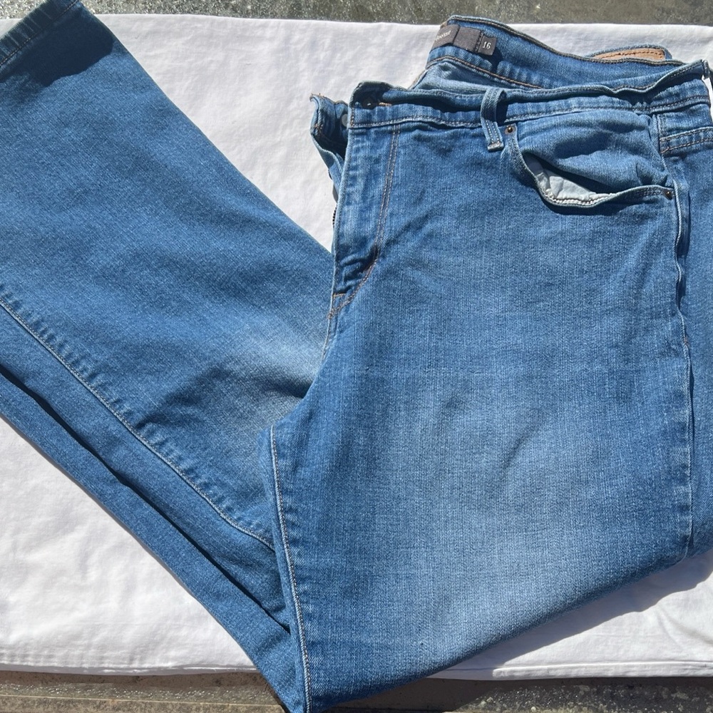 Classic “Vintage 1999” womens Levi Jeans. 515. Size 16S. Boot cut.